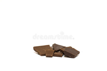 碎块巧克力。 孤立的