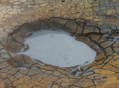 冰岛克拉夫拉地热景观的沸腾土坑照片