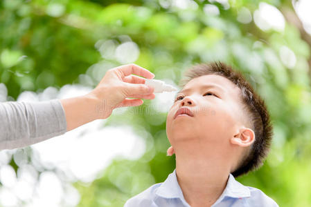 用眼药水的男孩照片