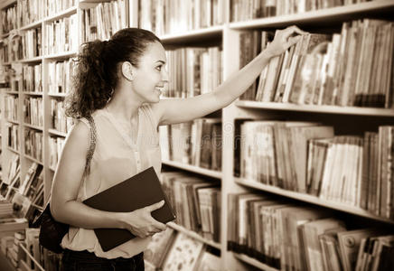 在室内 书虫 采摘 智力 书架 图书馆 顾客 分类 文学