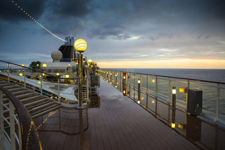 游轮甲板线图片