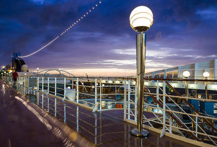 游轮甲板线图片