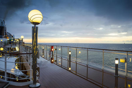 游轮甲板线图片