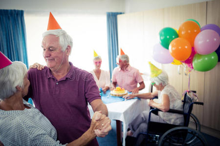 一群老年人庆祝生日