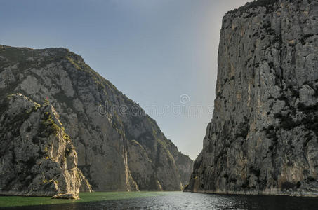 自然 旅游业 夏天 峡谷 近的 岩石 海岸线 土地 旗帜