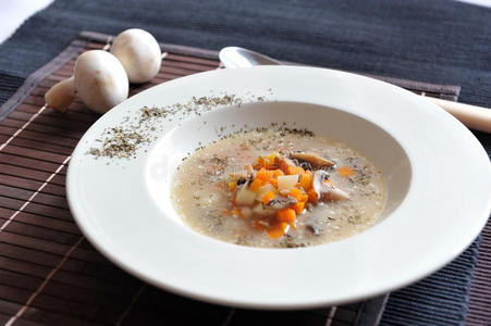 新鲜大褐菇汤照片