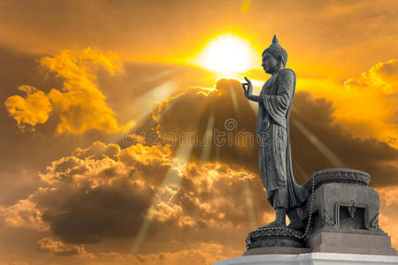 佛像在金色的天空上,背景有阳光.照片