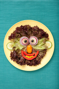 蔬菜做的滑稽笑脸