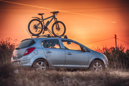 汽车在屋顶上运送自行车照片