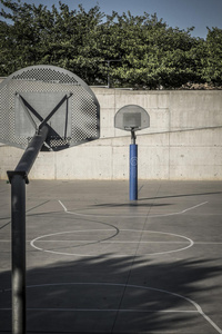 西班牙一个公共公园的篮球场