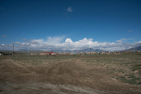 阿尔泰村在沙漠和天空与云彩在夏天