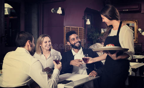 聊天的成年人和开朗的女服务员照片