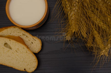 牛奶 食物 美味的 面包 桌子 谷类食品 面粉 耳朵 木材