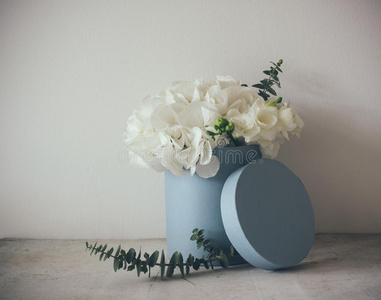 一束白色绣球花照片