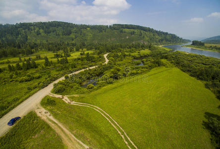 汽车在山丘之间的路上