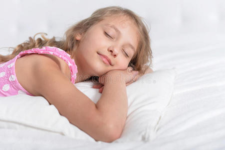 小女孩睡觉图片