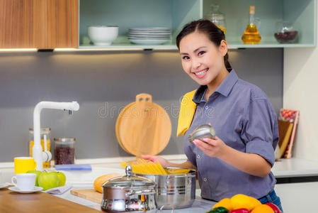 女人在厨房做饭