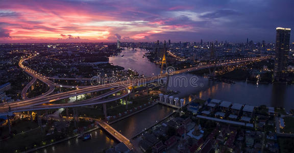 普密蓬桥的鸟瞰泰国曼谷的重要地标