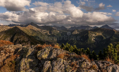 秋天的山景。 塔特里。