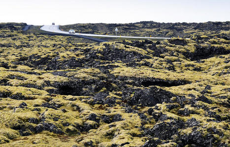 开车穿过冰岛熔岩场