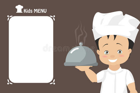 儿童菜单。 男孩厨师拿着一盘准备好的菜。