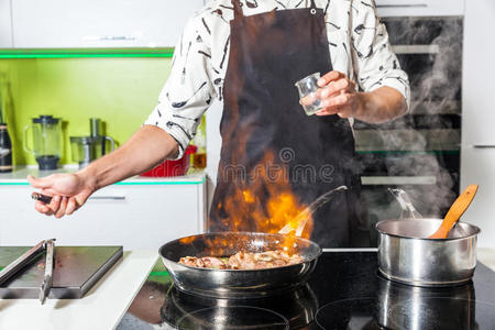 男人在家做饭