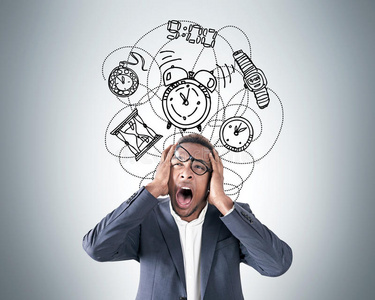 担心紧张的表情看起来不知所措的伤心女人震惊不知所措的学生戴眼镜