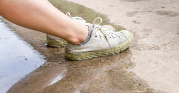 女生脏鞋子图片