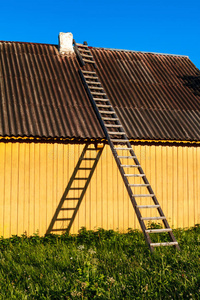 可爱的黄色乡村房子，乡村有木制楼梯。