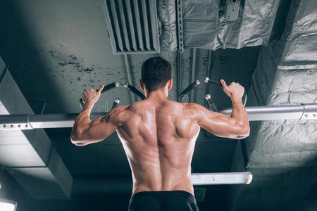 运动员肌肉健身男性模型拉上水平杆在健身房