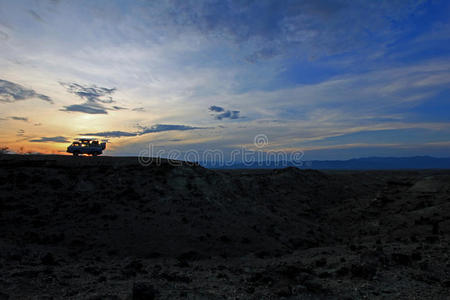 露营车在日落的塔塔科亚沙漠