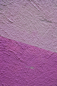 背景墙粉红色和紫色。