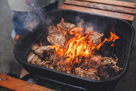 烧烤用发光的余烬在小火堆上燃烧木材的特写细节烧烤烧烤用煤碳烧烤