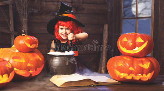 小女孩女巫在大锅里准备药水照片