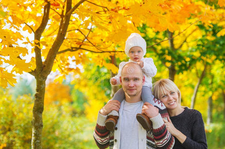 秋天公园的家庭肖像。