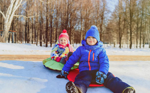 降雪 享受 滑动 寒冷的 活动 快乐 自然 宝贝 面对 兄弟