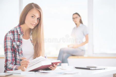 女性在办公室读书