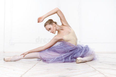 美丽的年轻女人芭蕾舞演员
