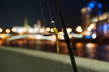 晚上在河边钓鱼