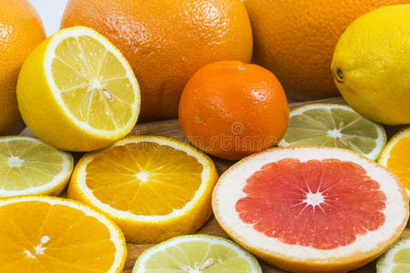 柑橘类水果背景与切片的橙子柠檬，石灰，橘子和柚子