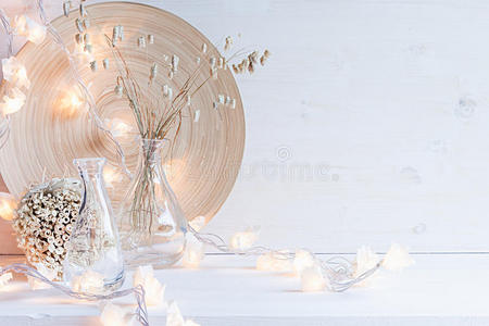 圣诞家居装饰，白色木制背景上有燃烧的灯。