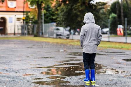 喜欢穿雨靴的小伙子图片