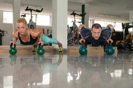 健身夫妇在健身房里使用水壶