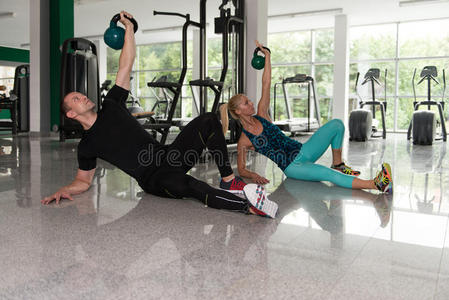 健身夫妇在健身房里使用水壶