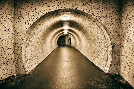 废弃的旧地下隧道