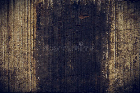 深色木材背景，木板粗糙颗粒表面
