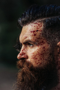 带红血丝的万圣节男人手里拿着红血丝红血丝滴血白色背景上的红血丝红