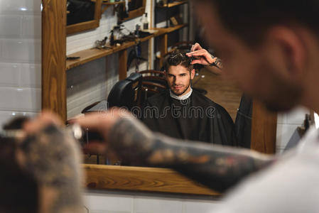 赶时髦的人 理发师 头发 理发店 优雅 顾客 发型师 享受
