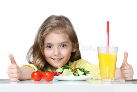 孩子吃健康的蔬菜食物隔离在白色。