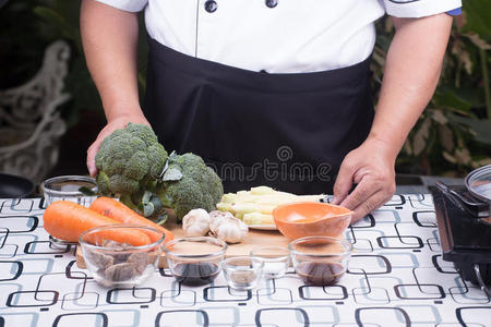 厨师赠送配料炒西兰花和虾